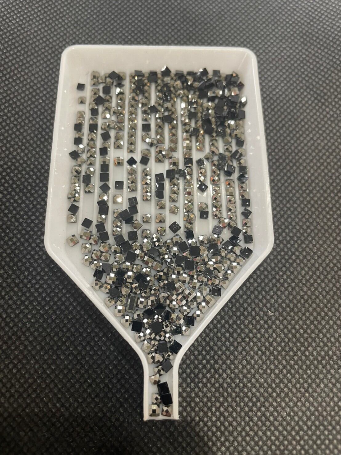 【grey】メタリックビーズ⭐︎四角(square)ビーズ 5g入り