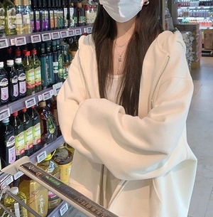 フード付き ジップアップ パーカー レディース トップス アウター 上着 羽織 丈長 ミディアム 長袖 フード ストリート ファスナー ポケット 前開き ドロスト 中厚手 裏起毛 かわいい 大人可愛い シンプル カジュアル おしゃれ こなれ感 無地 春 秋 冬 ママ 通勤 学生 学校 通学 デート お出かけ 旅行 公園 女子会 休日 ショッピング 重ね着 暖かい 体型カバー 普段使い 着回し レイヤード S M L XL ゆったり クリーム 黒 ブラック グレー ピンク レッド パープル ミルクティー