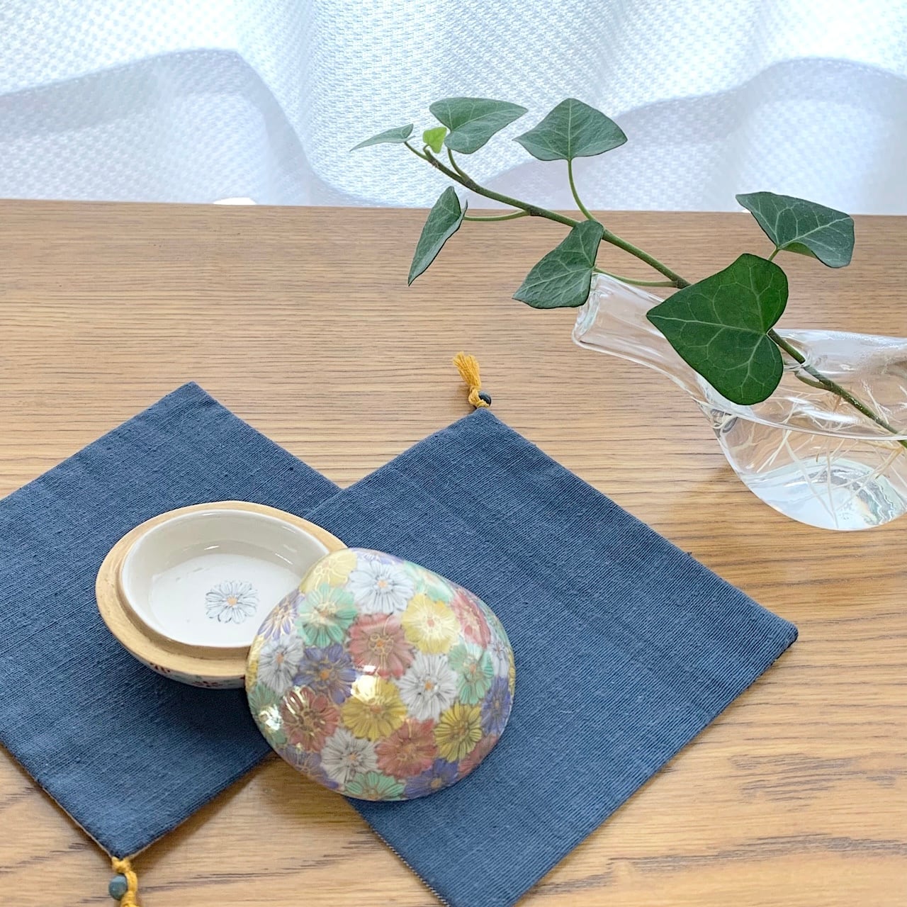 陶器製卵型香合 花柄 金彩 木箱付き 金彩蛤香合 花かさね 木箱入 | ありく kyoto