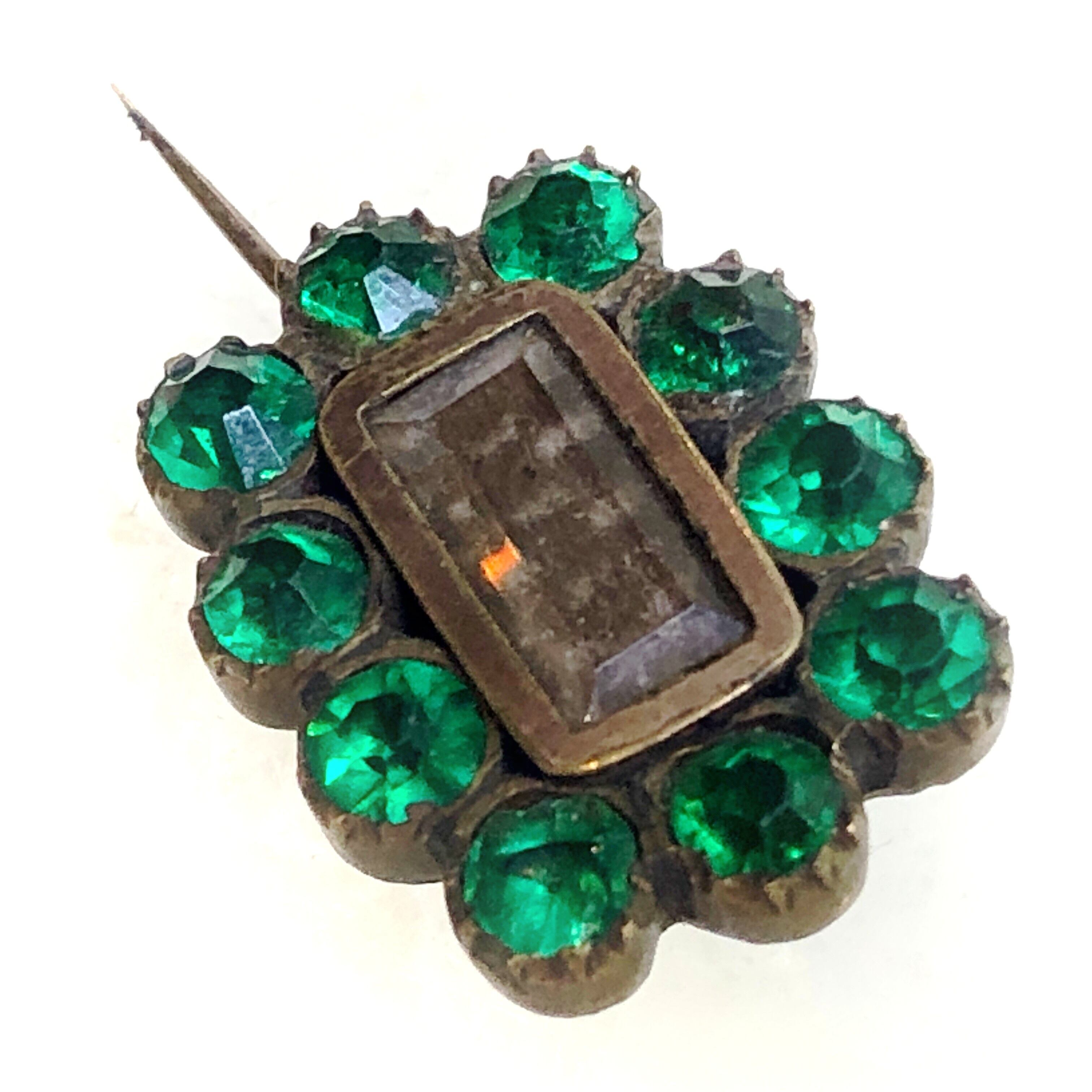 イギリスアンティーク エメラルドグリーン ブローチ ペースト