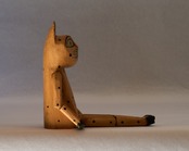何とも言えない表情をした、猫の人形