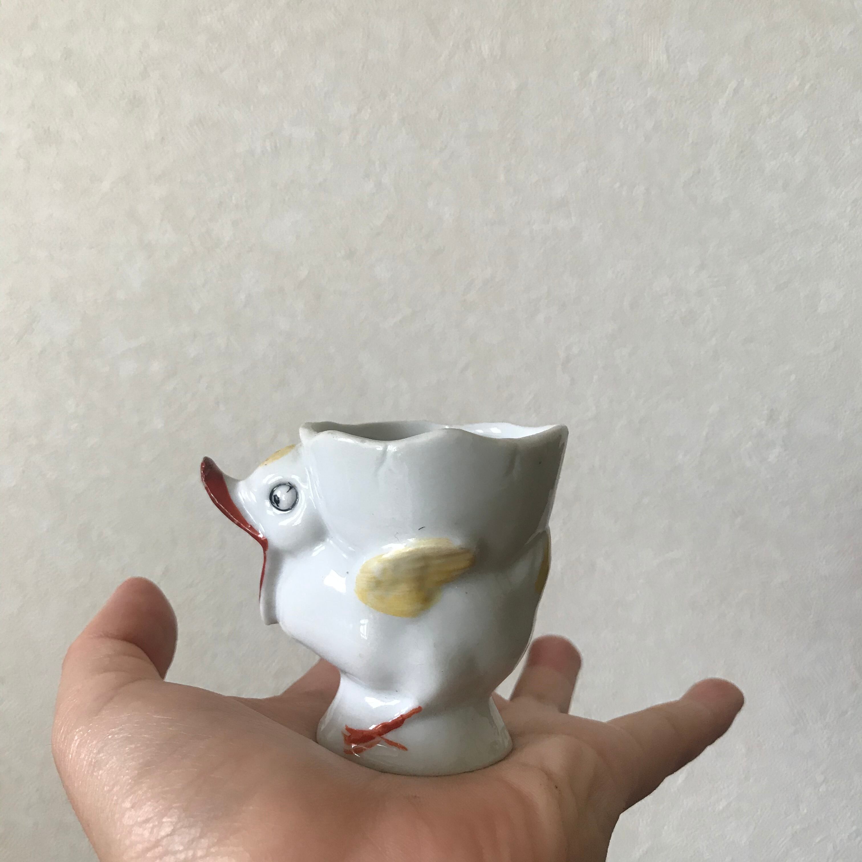 口を開けた鳥のエッグスタンド