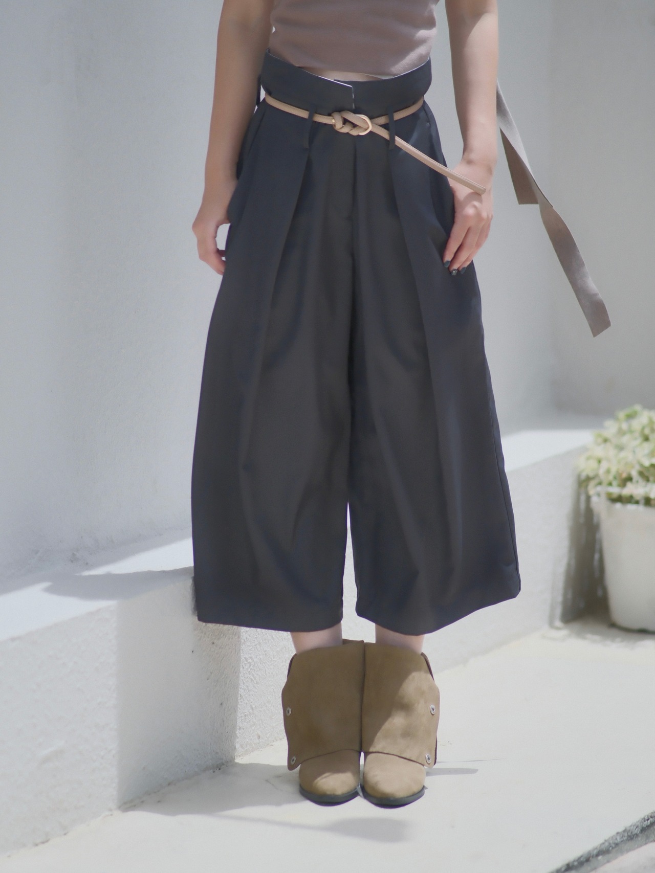 Pleated Cropped Pants  / CHARCOAL - 1