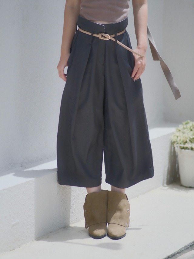 Pleated Cropped Pants  / CHARCOAL