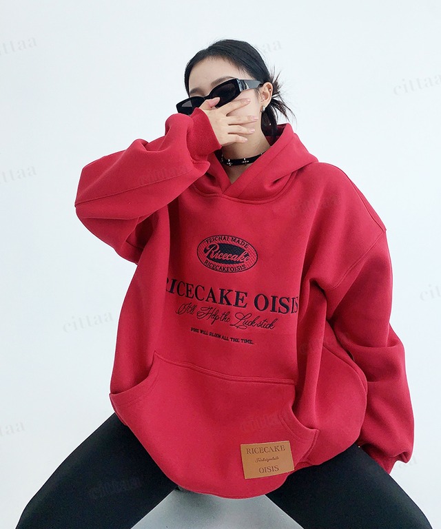 ★予約★D-1340　2026秋新作♡OISISフェイクレザーラベル付き刺繍ロゴフーディー　レッド