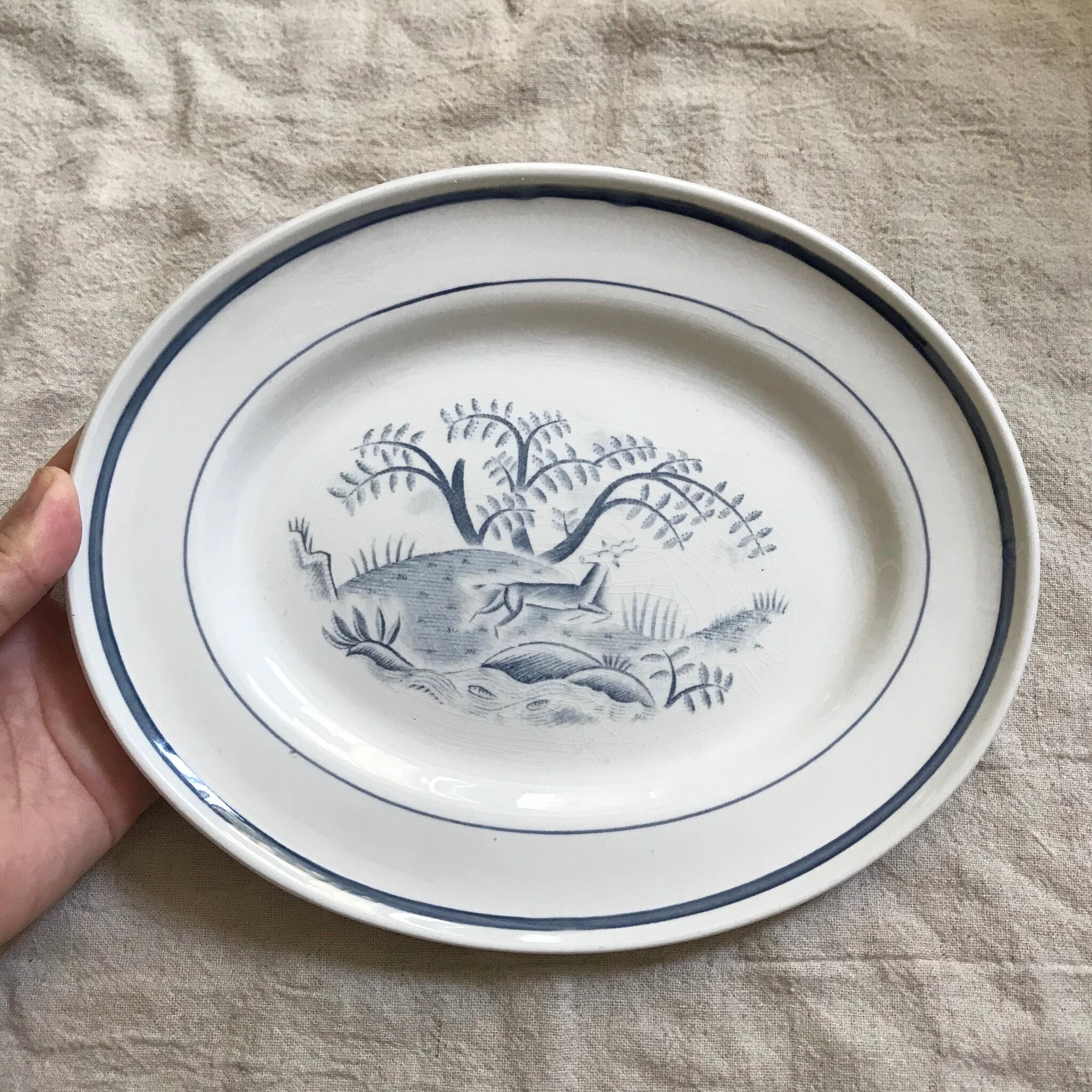 鹿模様のオーバルプレート