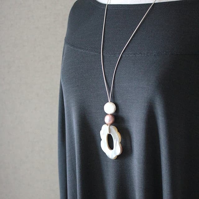 N-257w BH oval花ペンダント白 | Bijoux Kei