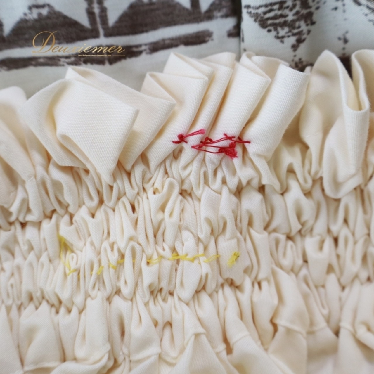 フラダンス 衣装 パウスカート ホワイト系 ハワイアンプリント カヒコ柄 グランジ加工 ハワイアン アロハ フラ ダンス レッスン 練習 ブラウン系 白 茶 華やか おしゃれ かわいい 大人っぽい シングル スカート フレア 軽やか おしゃれな カヒコ柄