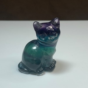 2.ちょこんと座っている可愛いフローライトねこ