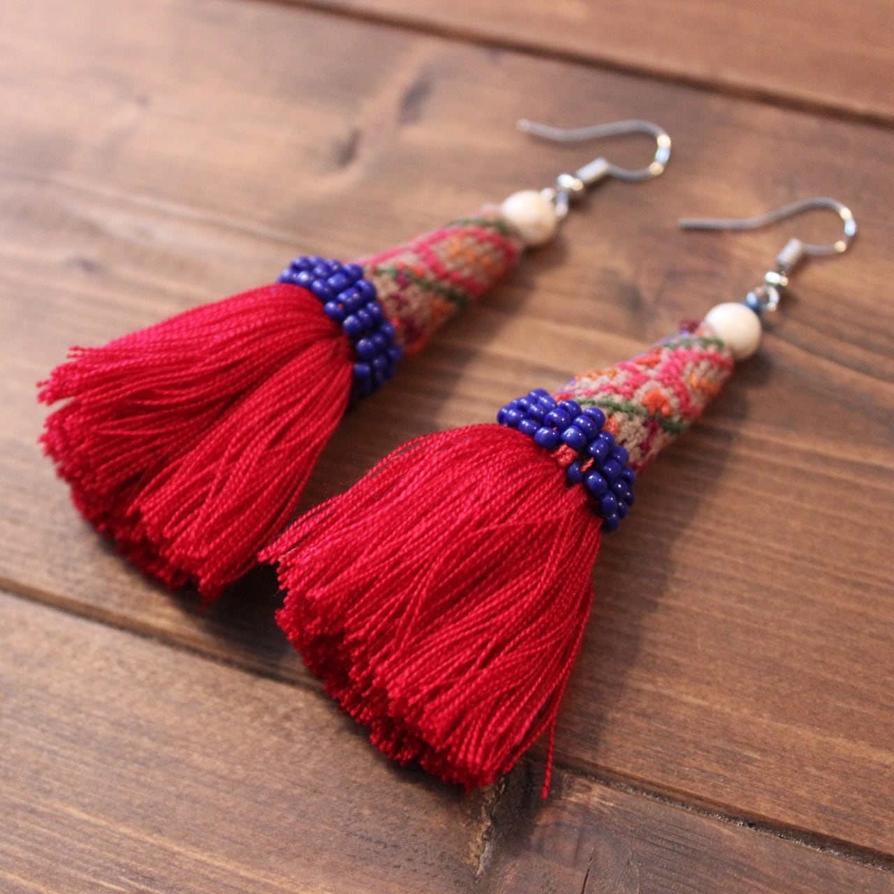モン族刺繍タッセルピアス | タイの民族刺繍雑貨・衣料スアイチャイ