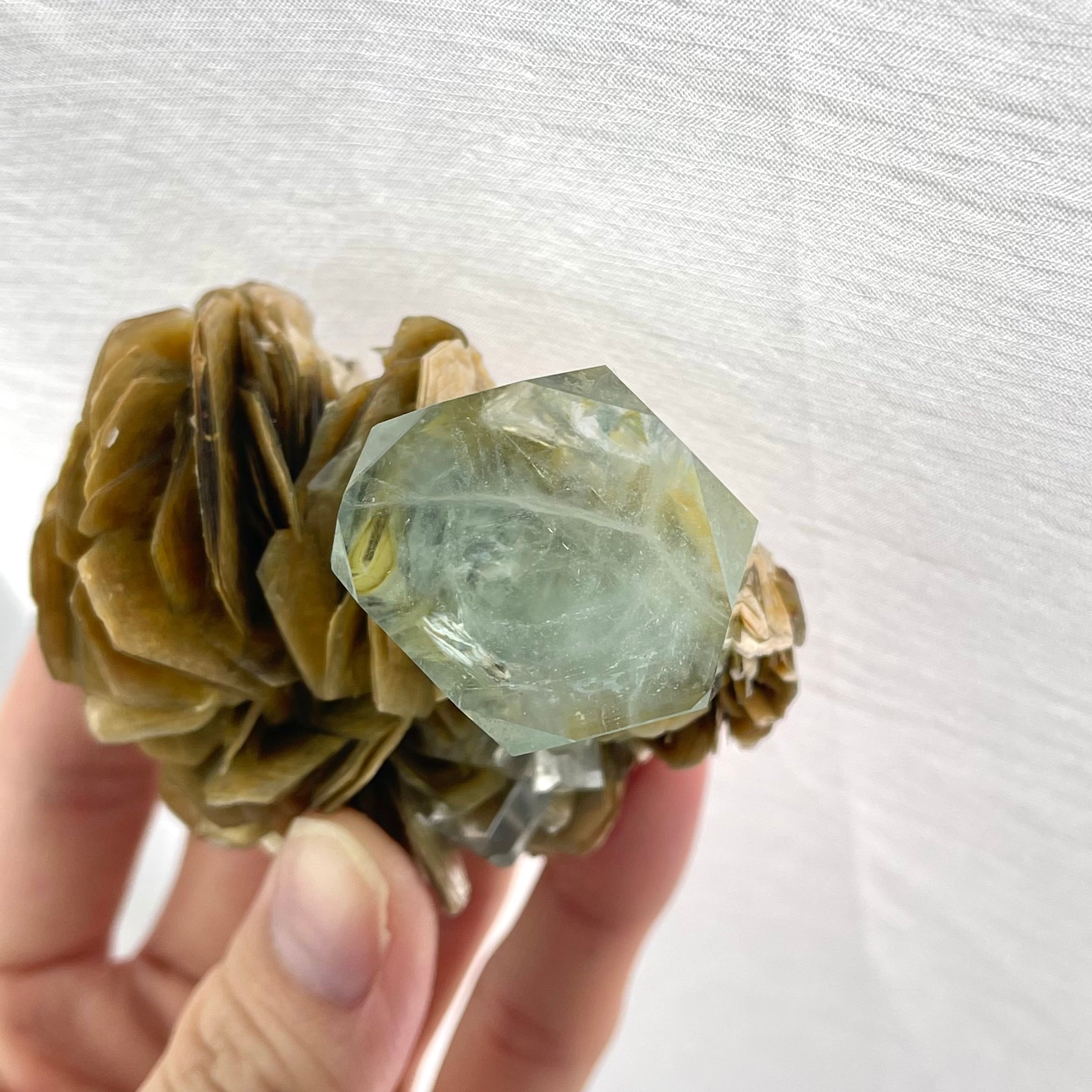 アクアマリン / マスコバイト 【Aquamarine with Muscovite
