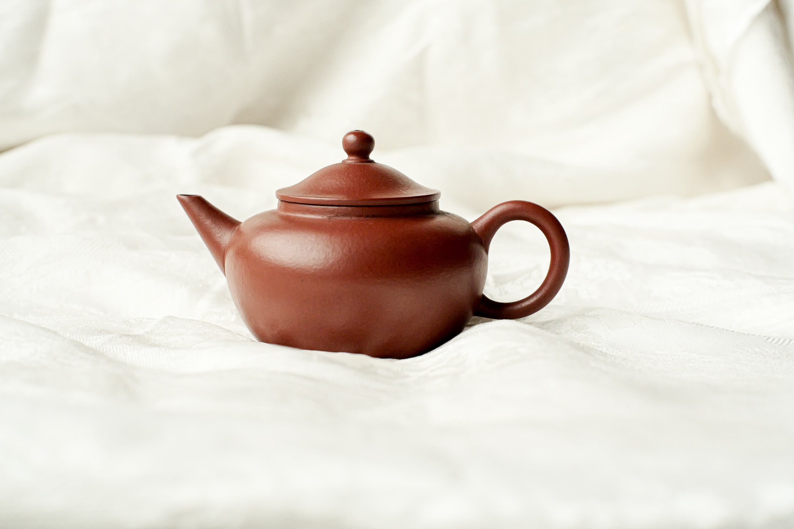 ヴィンテージ 宜興紫砂壺「笠帽・＜茗記＞銘」（約100cc）・朱泥