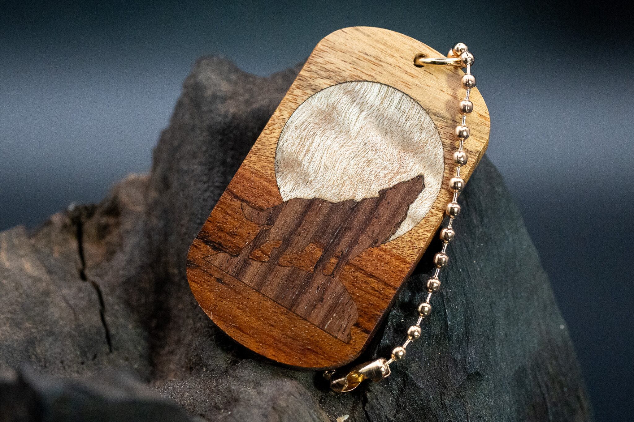 【蝶の樹】モパネ ツートン ドッグタグ 象嵌 月と狼