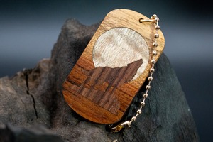 【蝶の樹】モパネ ツートン ドッグタグ 象嵌 月と狼