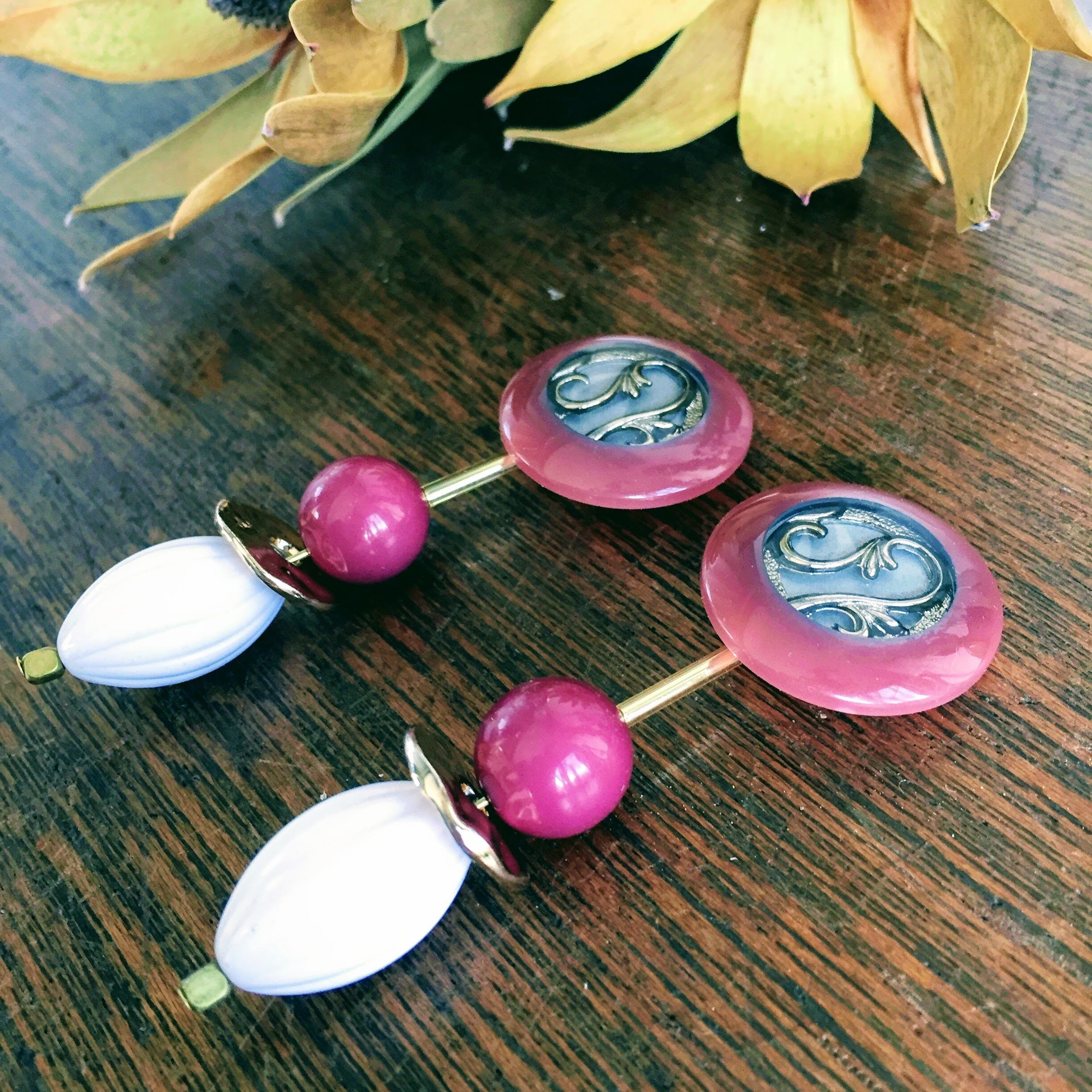 クラシカルなピアスorイヤリング(vintage button)