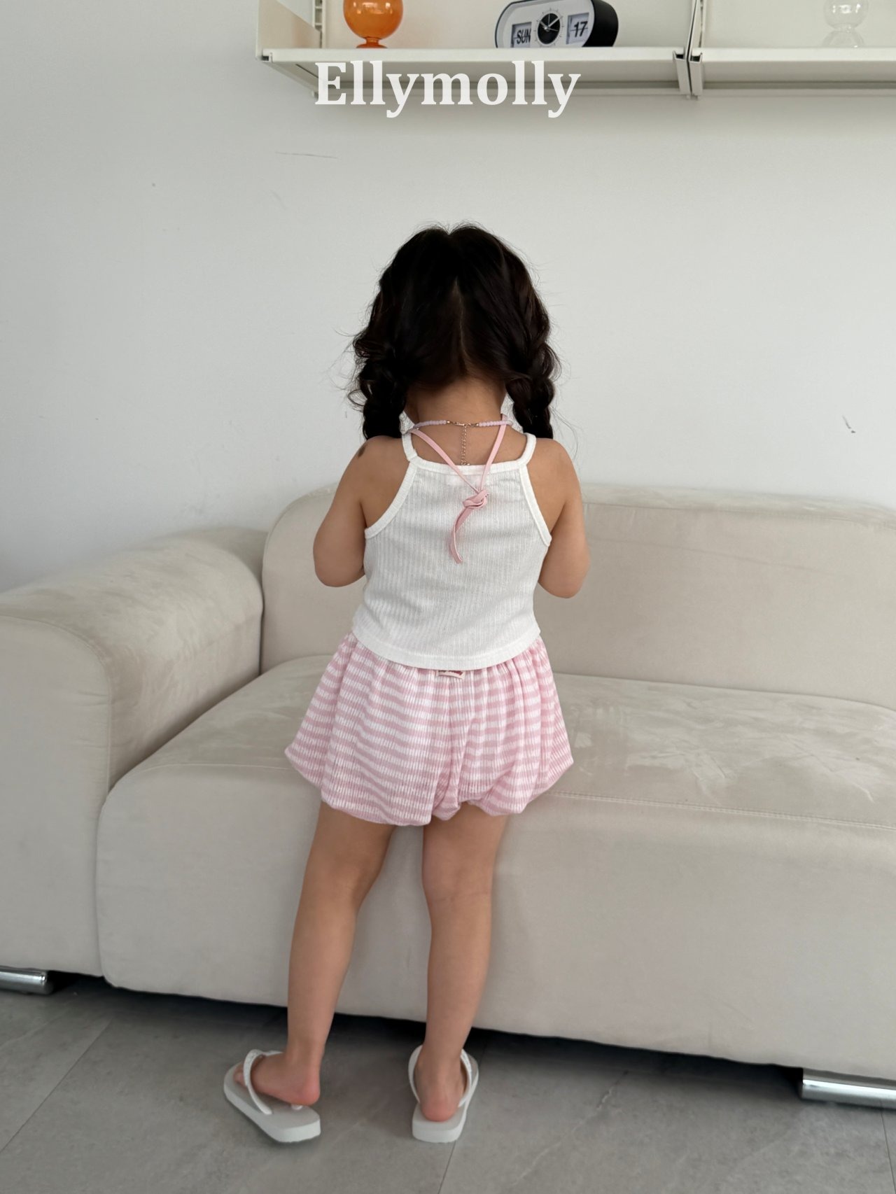 [ELLYMOLLY] Clean V-Cut Sleeveless +fee2 / [엘리몰리] 클린브이컷나시