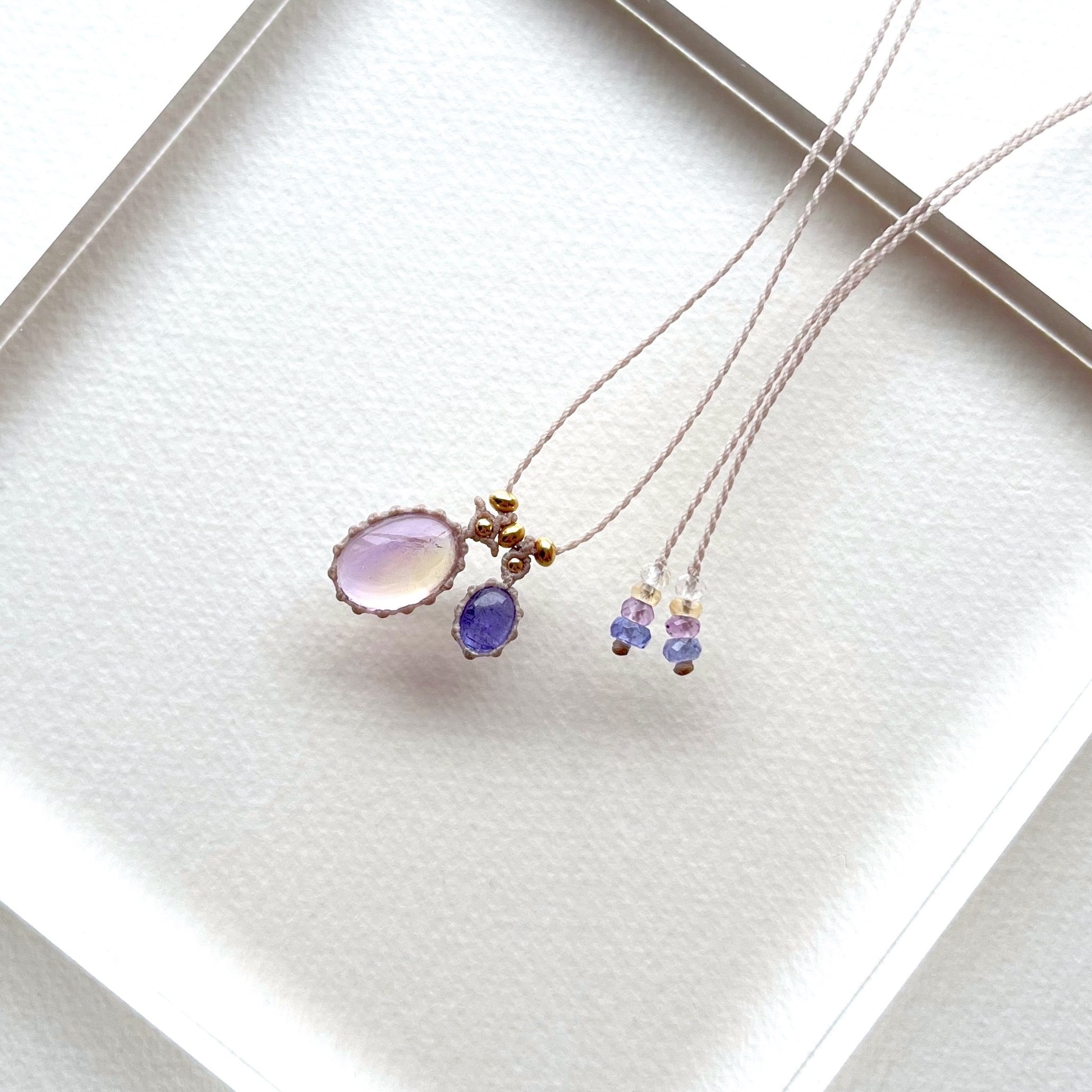 アメトリンとタンザナイトのマクラメ編み 天然石ネックレス