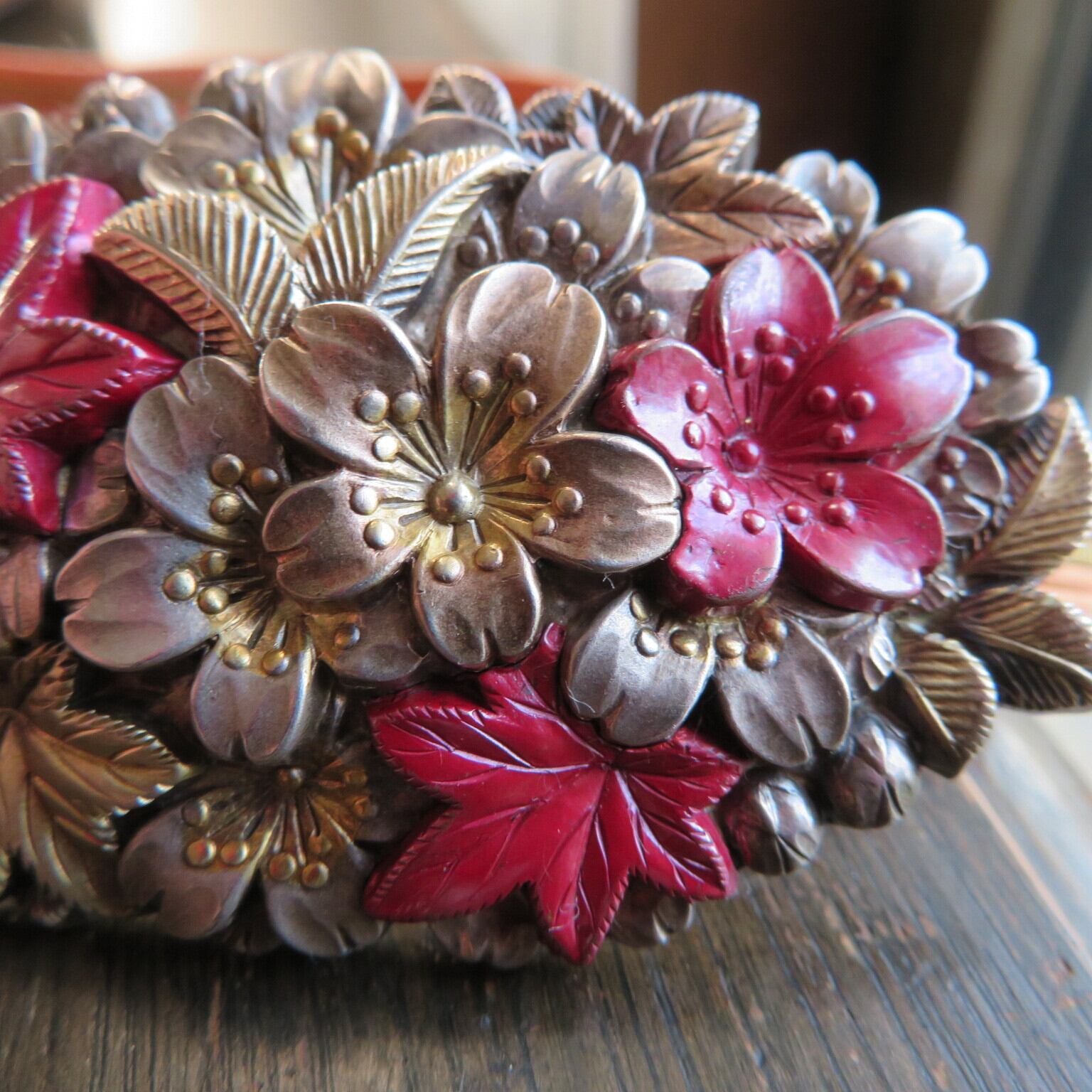 アンティーク　桜楓散らし雲錦の大きな帯留め