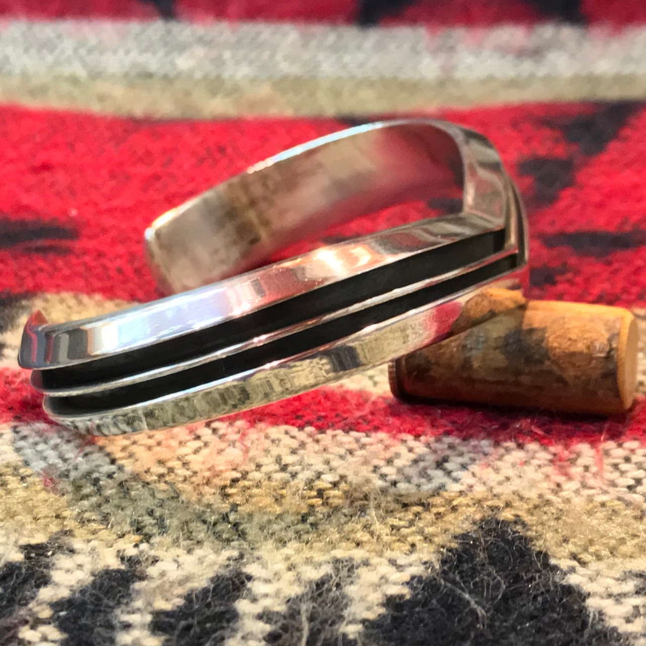 レア】TOMHAWK V字2ラインバングル 建つ 