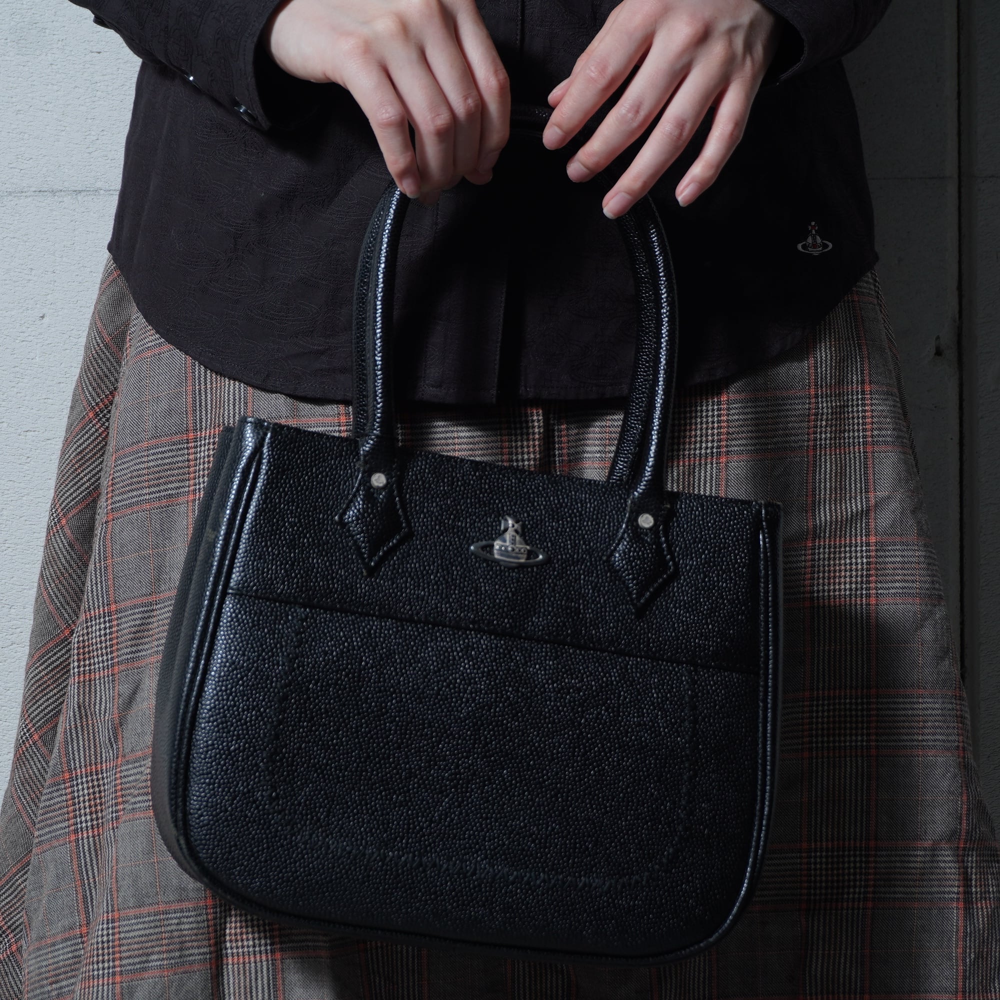 良品✨ヴィヴィアンウエストウッド ハンドバッグ レザー オーブロゴ ブラック Vivienne Westwood】ヴィヴィアンウエストウッド オーブロゴ シボ加工