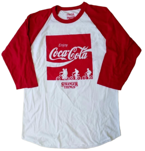 ストレンジャー・シングス × コカ・コーラ　七分袖Ｔシャツ　白×赤