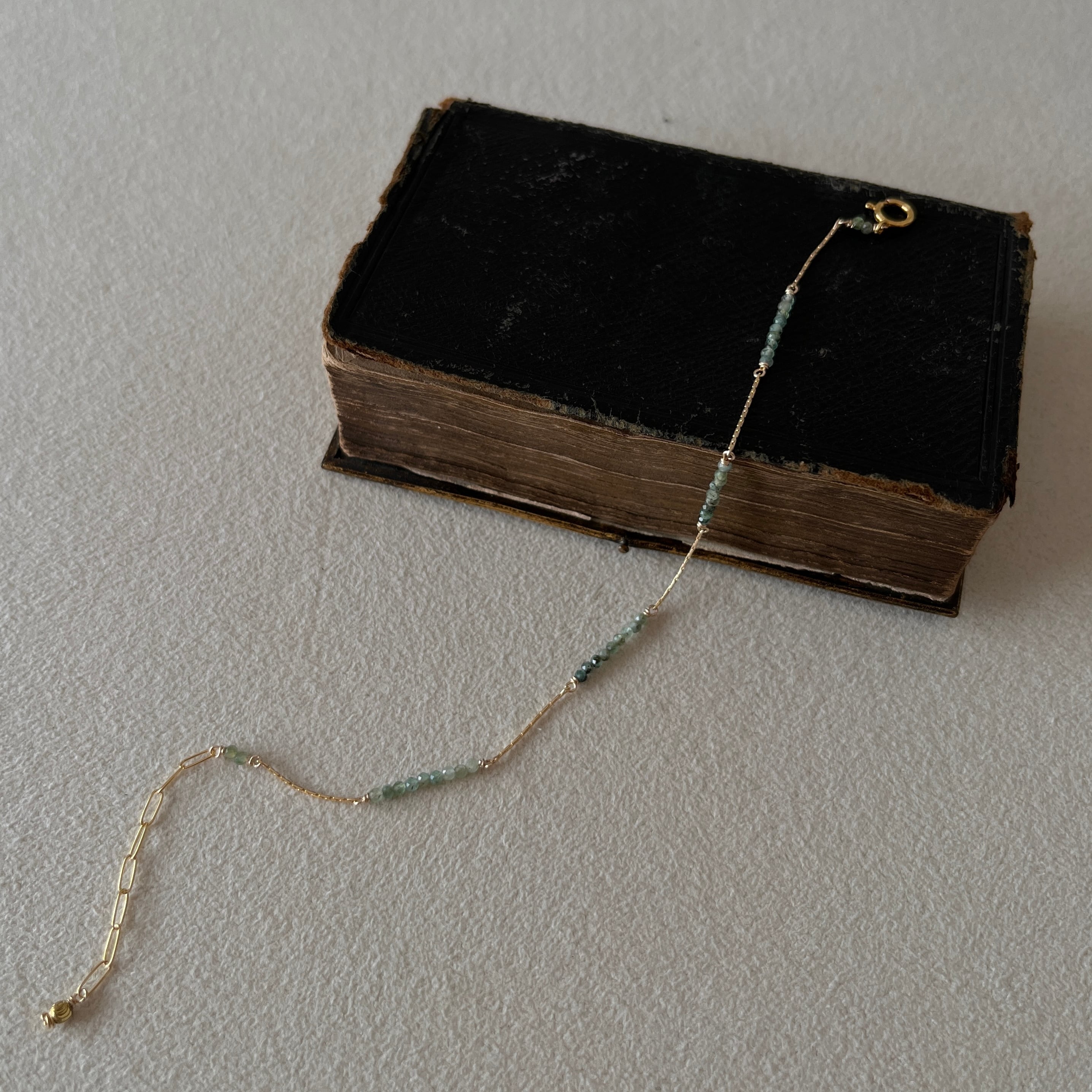 エメラルドのステーションブレスレット