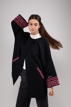 ウクライナ産プレミアムウール100%セミロングコート（黒）クロスステッチ　手刺繍