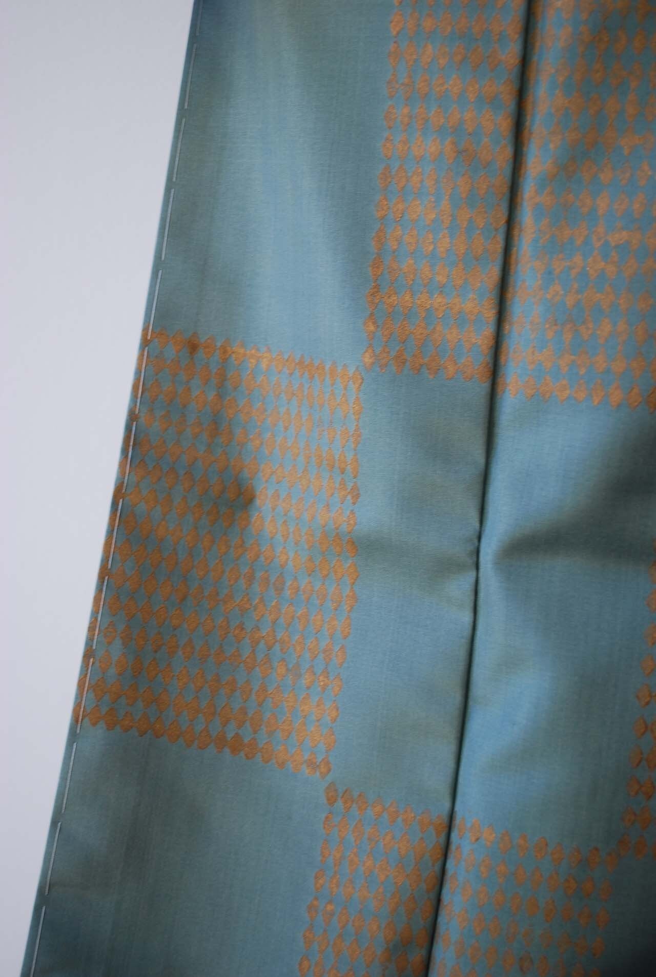 【袷】深川鼠色 木版更紗 本場大島紬 青山みとも扱い 証紙付き