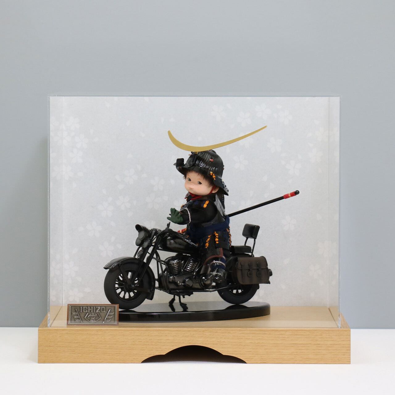 鈴甲子雄山 【壹三 もののふ童 わんぱくライダー 伊達政宗】 アクリルケース飾り 五月人形|桜柄|手描き|和モダン|コンパクト