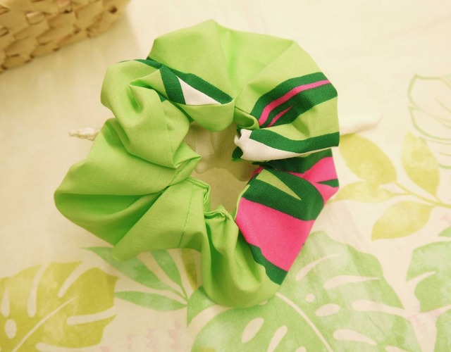 ★ハワイアン雑貨★ハワイアン シュシュ／ハワイアンファブリック／プチギフト／髪飾り／ゴム＜グリーン×ピンク＞