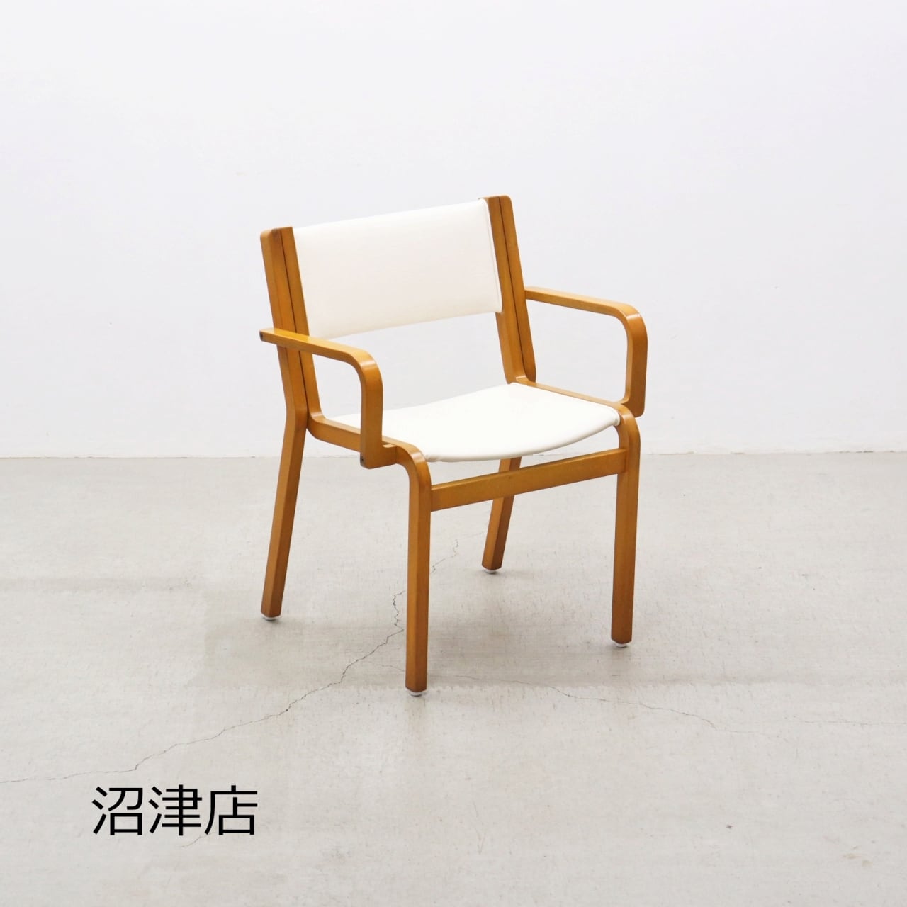 【沼津店】北欧 デンマーク MAGNUS OLESEN マグナス オルセン ビーチ材 アーム ダイニングチェア RCI30270