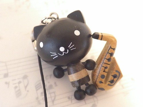 サックスねこ　動物と楽器の木製ストラップ