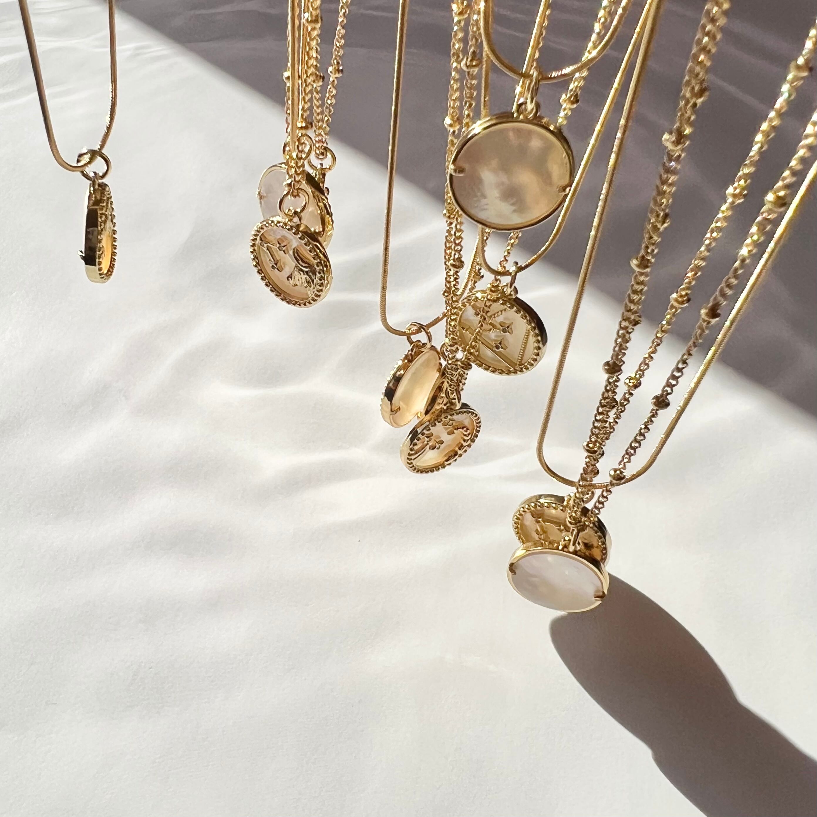 おひつじ座〉星座シェル コインネックレス 18KGPサージカルステンレス