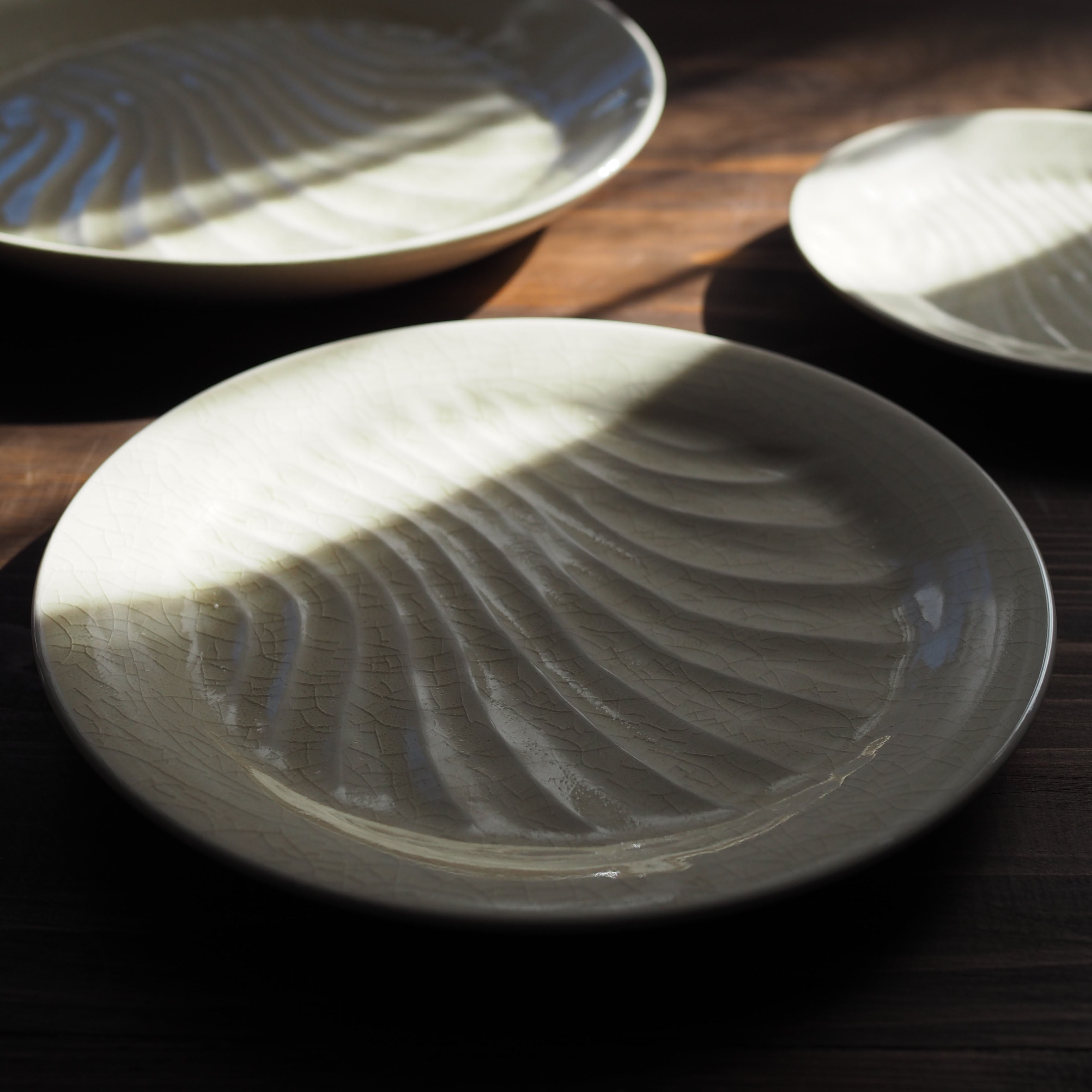 波紋丸皿 - 大 Wave-patterned round plate - large | arakitoyo