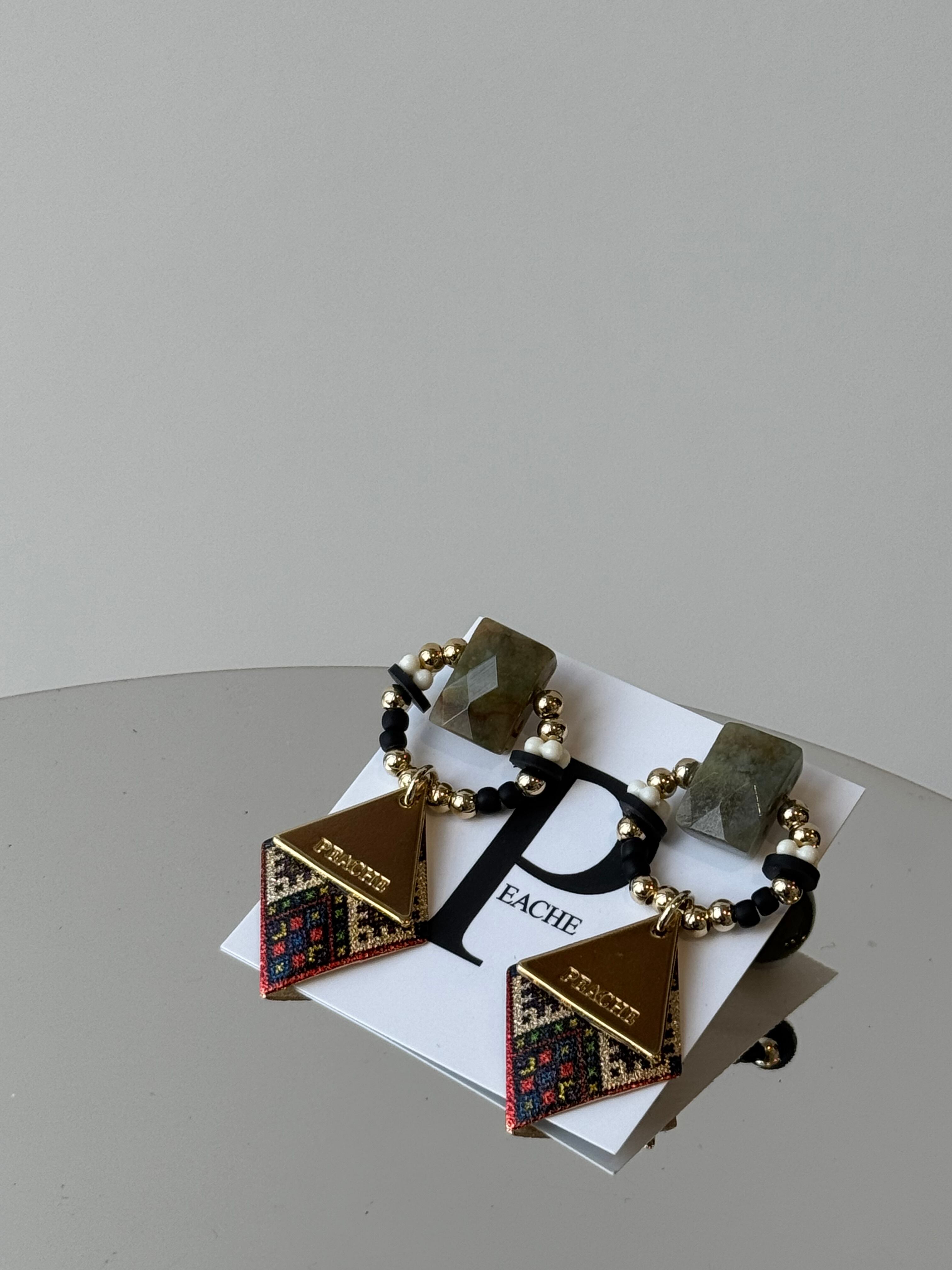 circle design diamond plate red mix gold