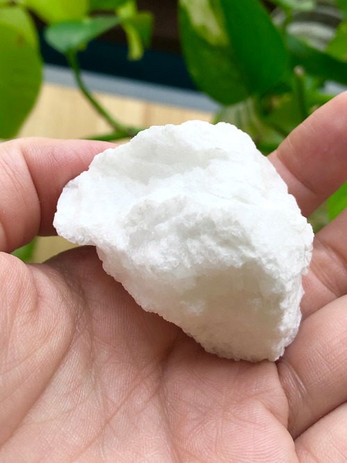 白く輝く地に足のついた天使