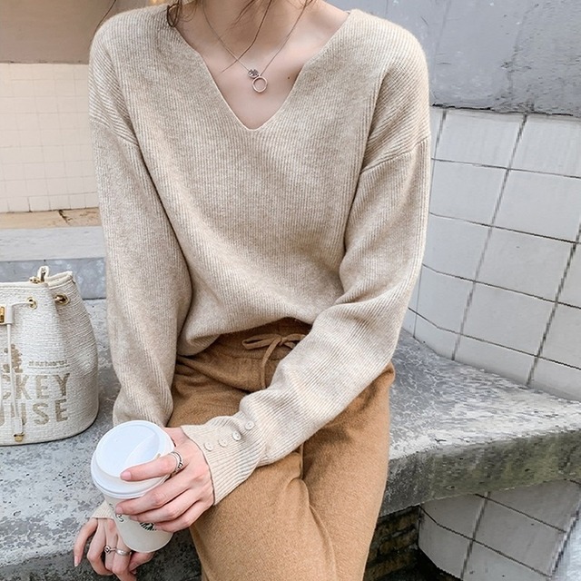 ハイゲージニット レディース 送料無料 デザインニット 変形Vネックニット 袖口ボタンデザインニット トップス カットソー セーター プルオーバー 長袖 ドロップショルダー Vネック ニット 大人可愛い きれいめ 上品 ガーリー エレガント ニュアンスカラー 重ね着 楽ちん モテ 高見え 春 秋冬 大人 かわいい おしゃれ 普段使い デイリー お呼ばれ お出かけ デート オフィス 通勤 通学 旅行 パーティー 二次会 トレンド