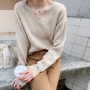 ハイゲージニット レディース 送料無料 デザインニット 変形Vネックニット 袖口ボタンデザインニット トップス カットソー セーター プルオーバー 長袖 ドロップショルダー Vネック ニット 大人可愛い きれいめ 上品 ガーリー エレガント ニュアンスカラー 重ね着 楽ちん モテ 高見え 春 秋冬 大人 かわいい おしゃれ 普段使い デイリー お呼ばれ お出かけ デート オフィス 通勤 通学 旅行 パーティー 二次会 トレンド