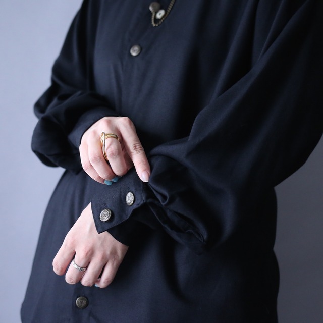many many button and chain ornament design black mode shirt