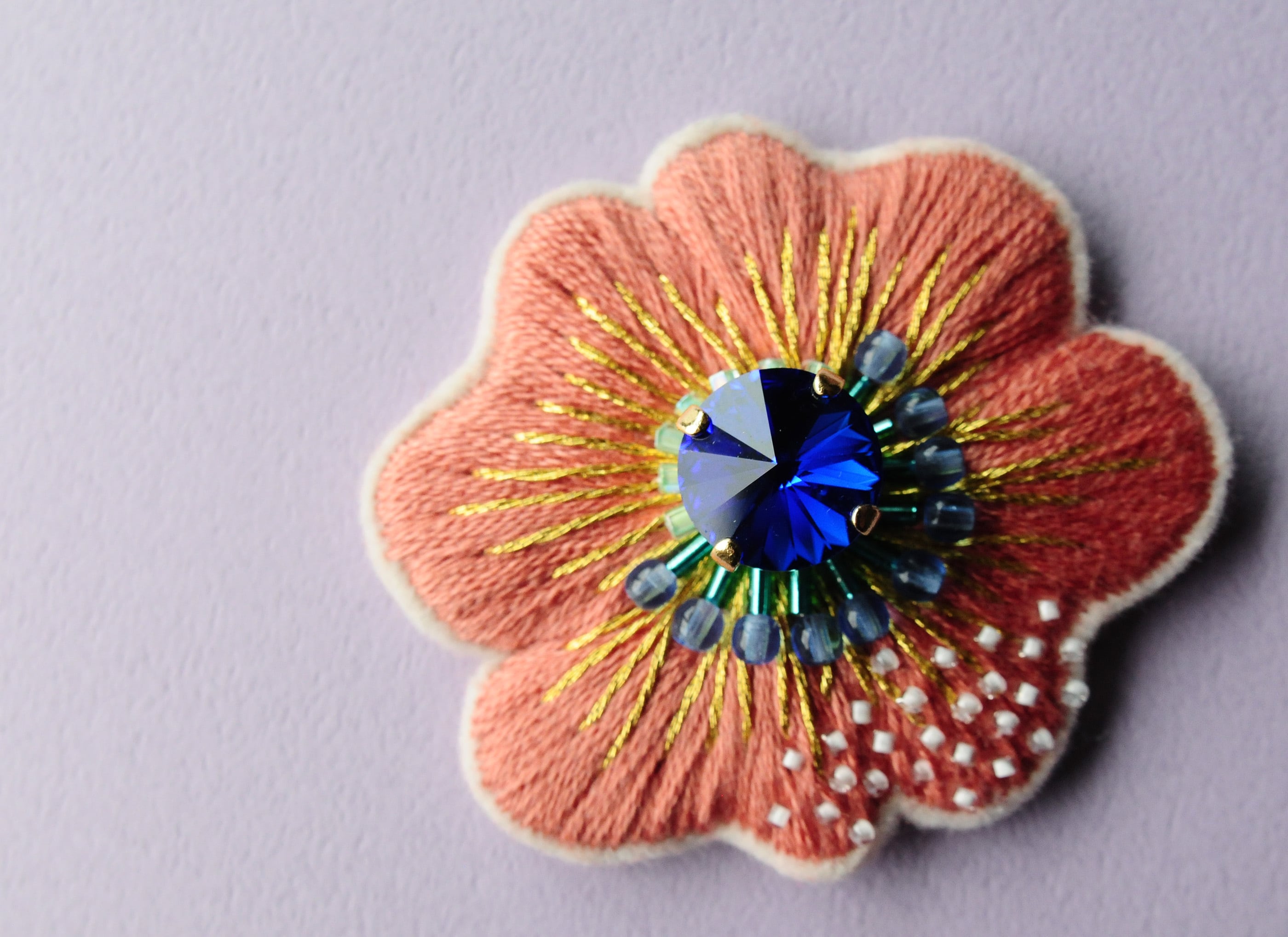 ＜Kira～ツムガレルハナ～＞花刺繍ブローチ「 Terracotta × Blue 」