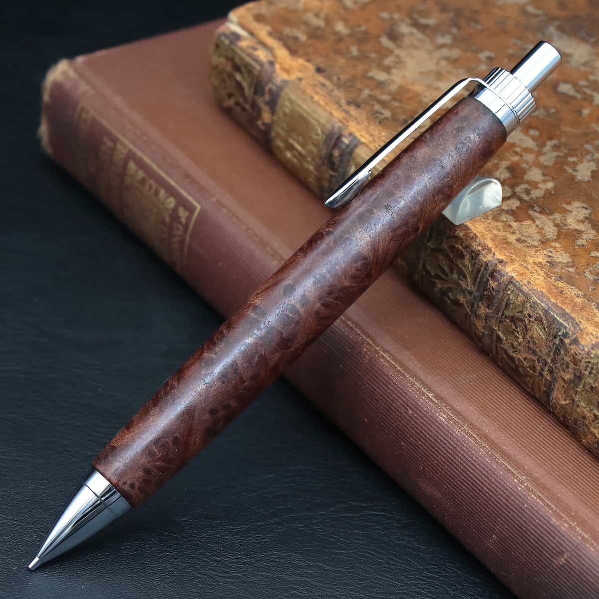 「永遠に生きるという名を持つ木 レッドウッドバール 瘤杢・Pencil 0.5mm」木軸シャープペンシル Viriditas銘木ペン