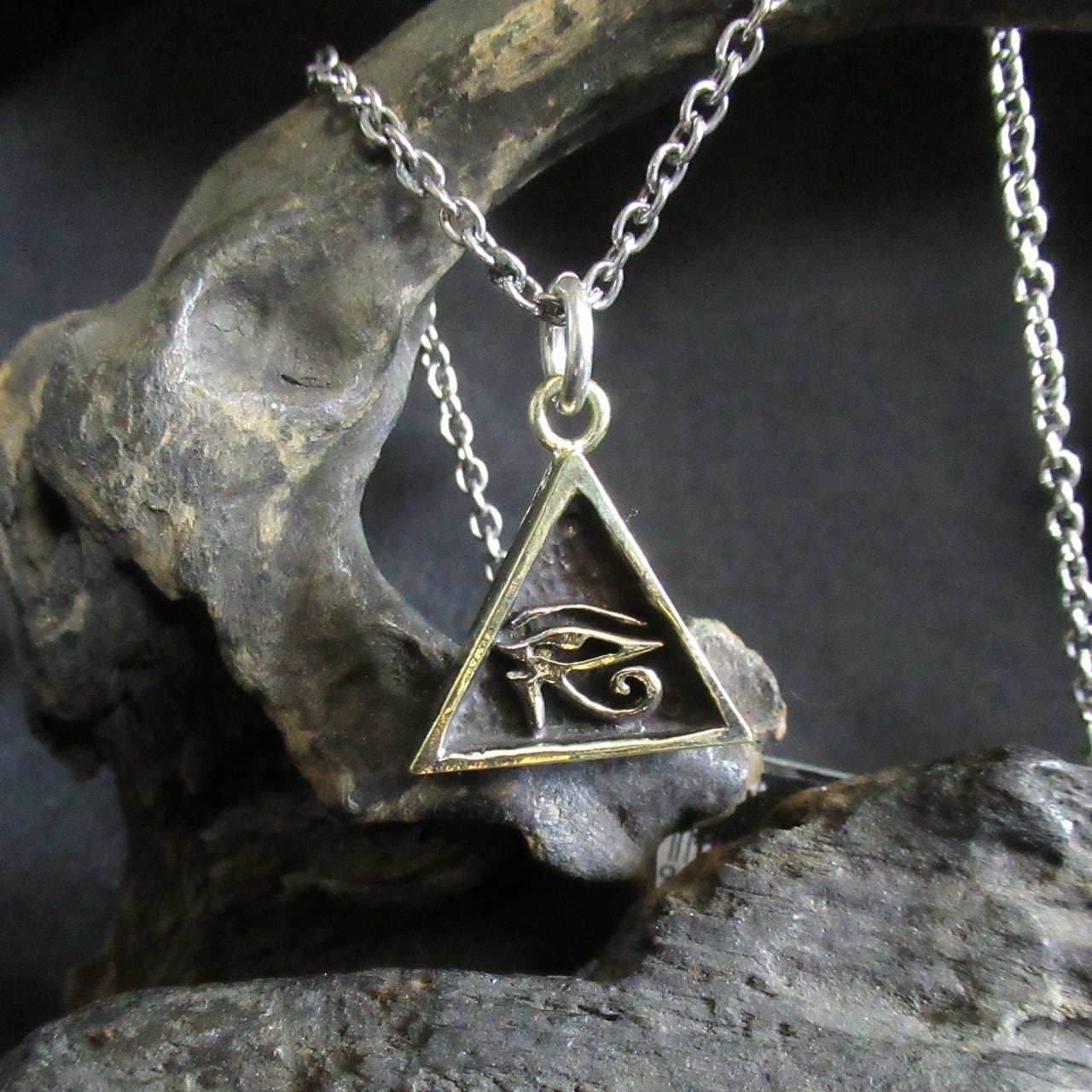 ホルスの目ペンダントBRASS eye of Horus,PENDANT | ARMS