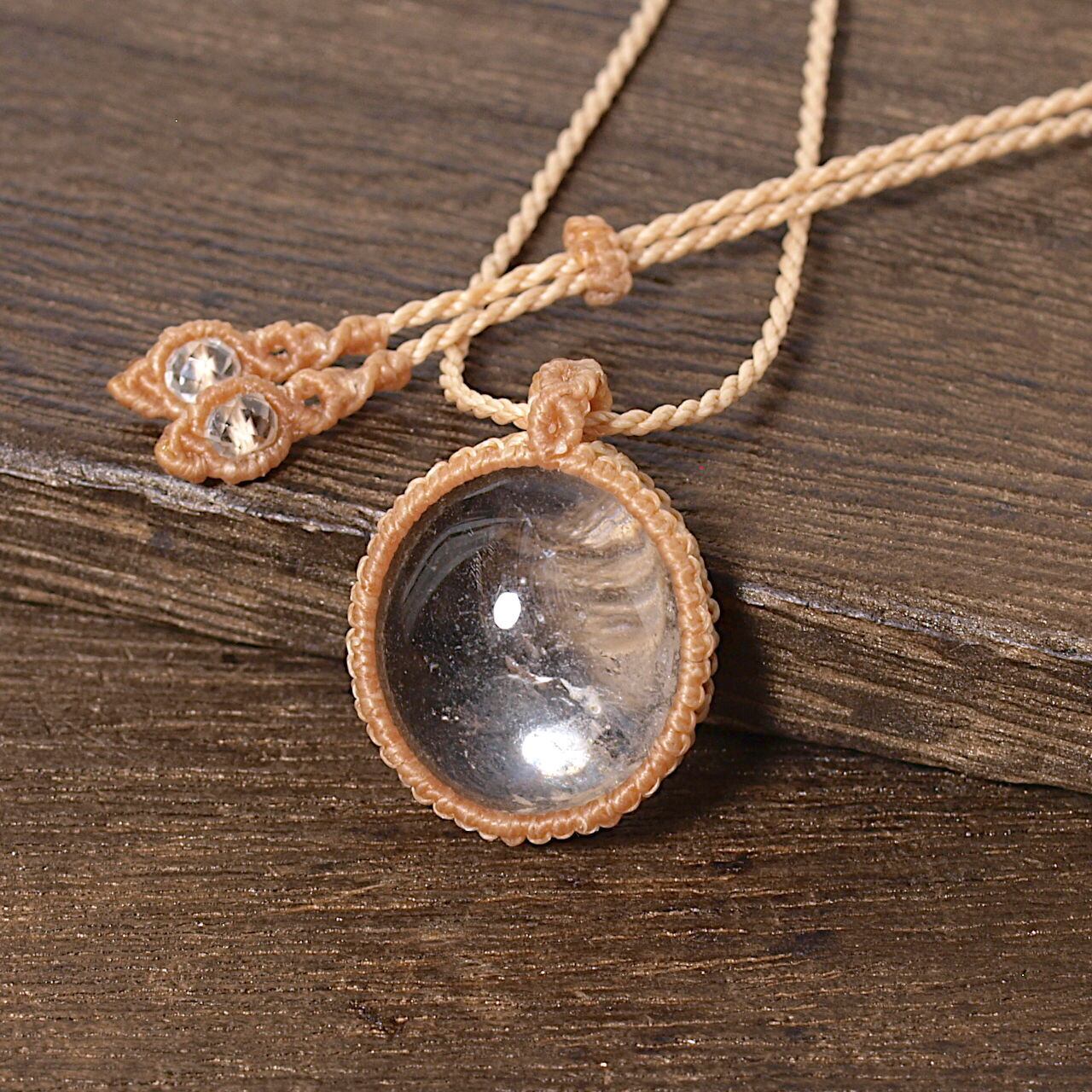 一点物】小さな虹が見える水晶を包んだマクラメネックレスNo.4