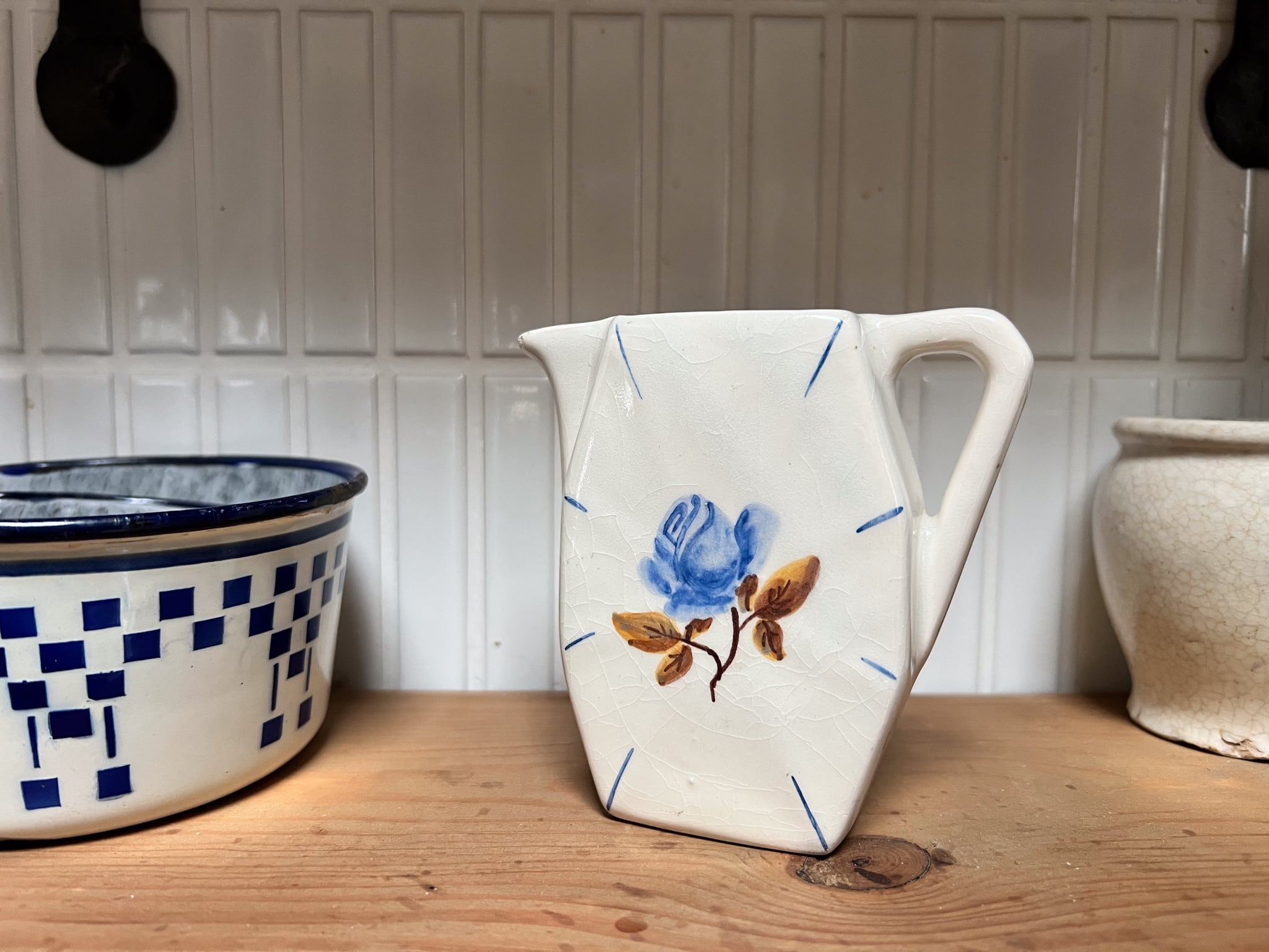 ブルーの花がかわいい陶器の小さなピッチャー フレンチアンティーク ブロカント