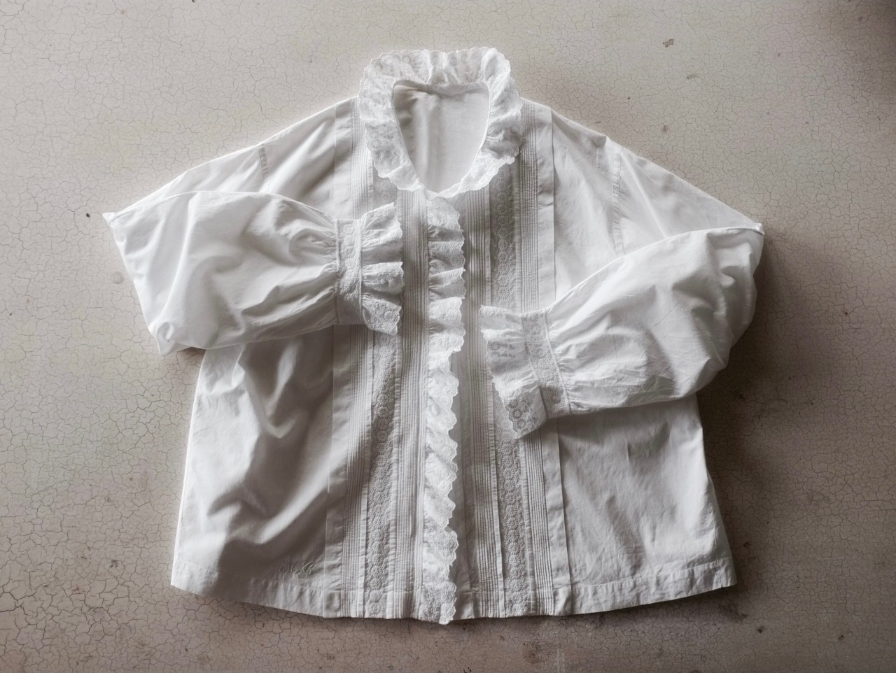 フランス 1900s 白花の反復と濃密な白の香りのフリルレースブラウス アンティーク