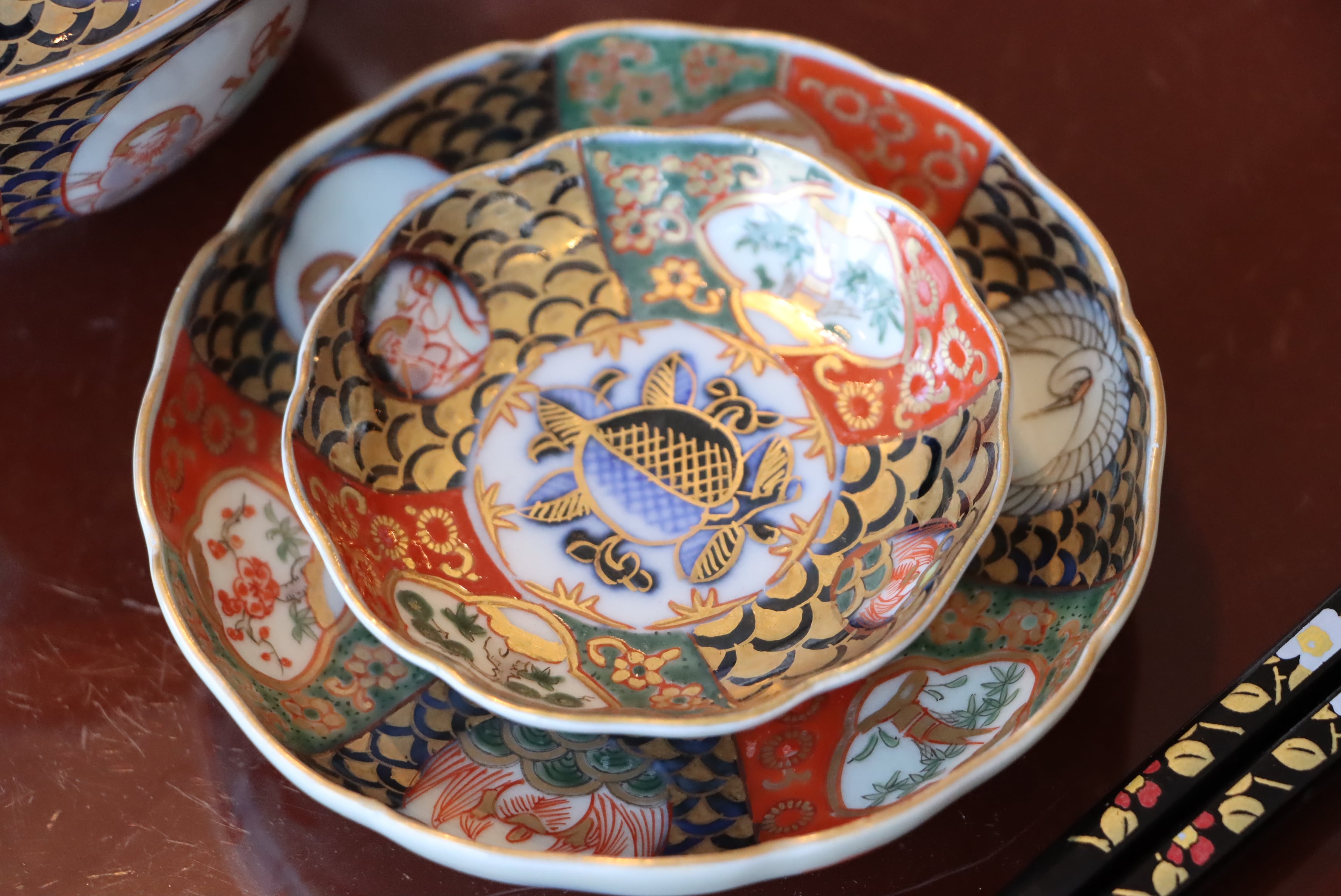 伊万里焼 色絵 桃手 鶴亀翁文 蓋茶碗 通りもの/Imari coverd bowl