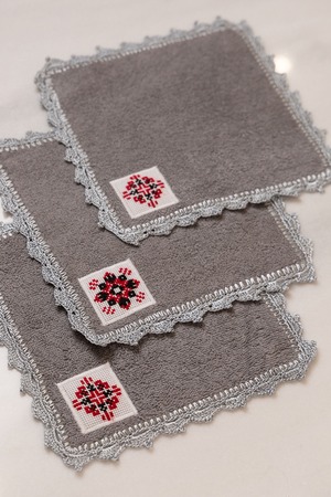 ウクライナ暗号手刺繍入りハンカチー手編みレース  愛  (Любов)　ハンドタオル