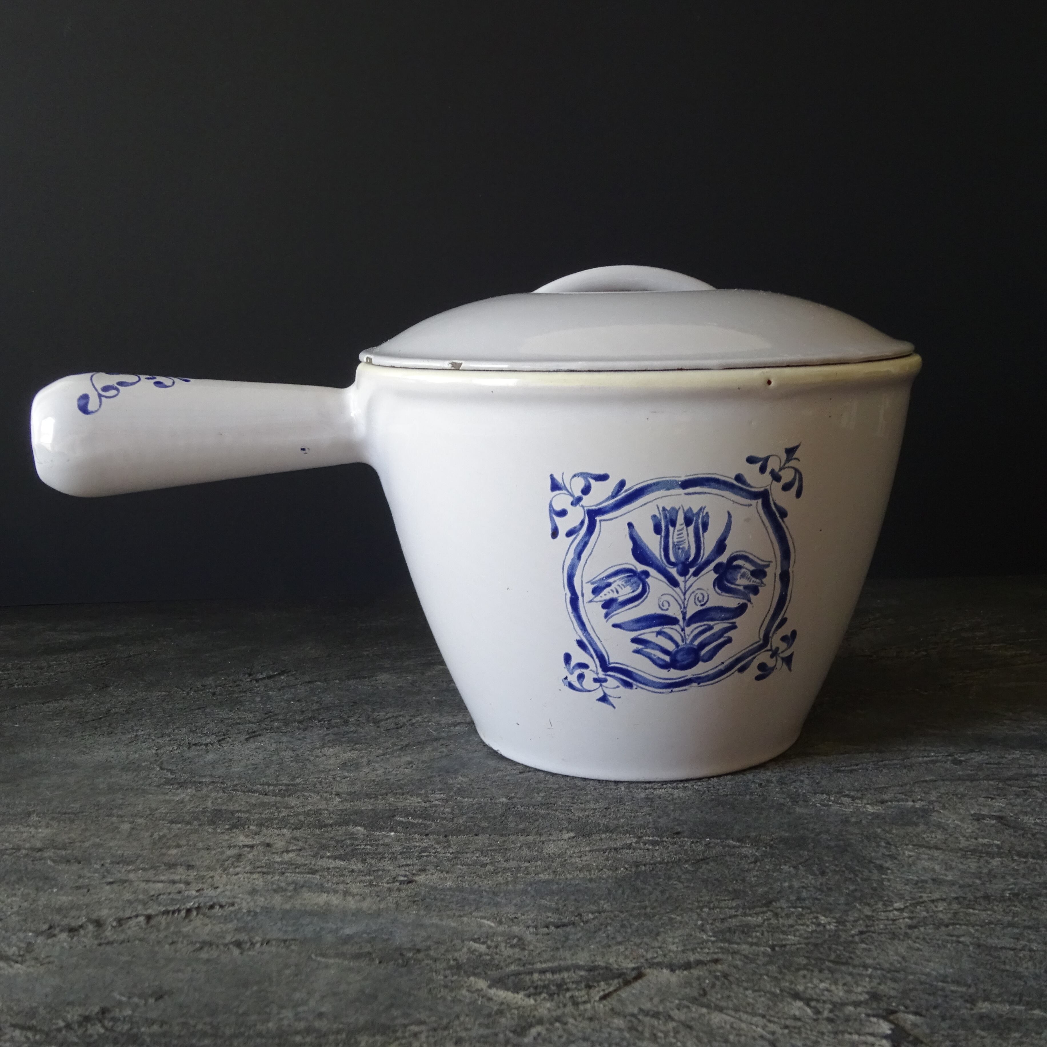 Le creuset ＊ ancien poêlon à fondue en fonte émaillée décor Tulipe bleue