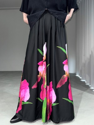 flower wide tuck pants / black × pink