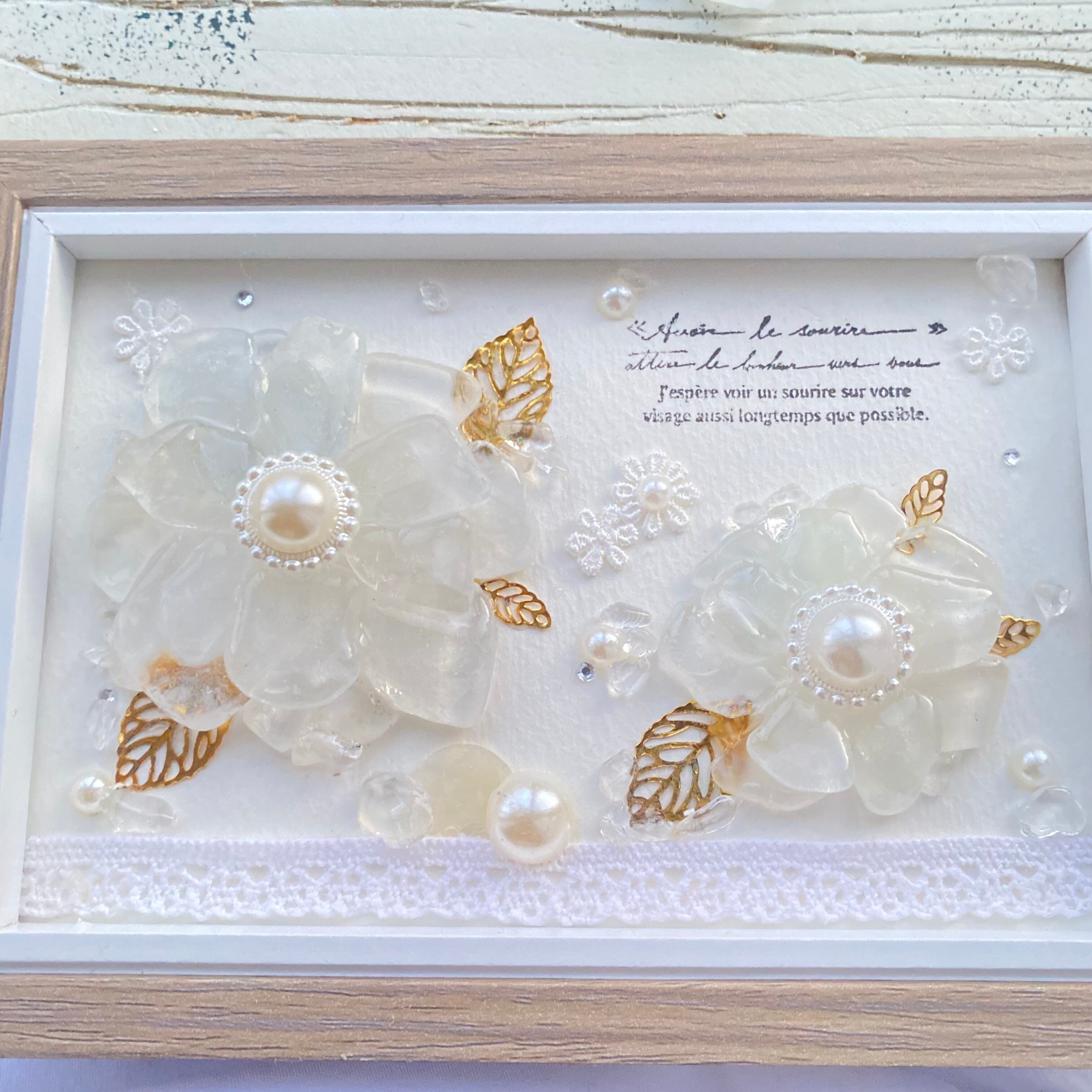 "幸福の白い透明なお花。"